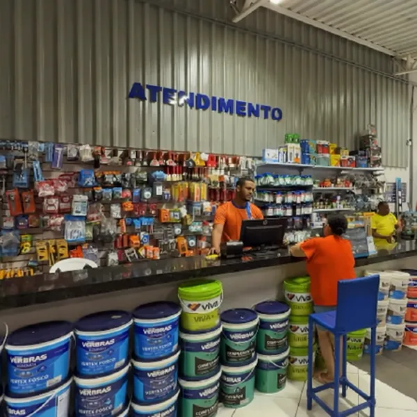 Balcão de atendimento da Dois Irmãos Construções com baldes de tinta e ferramentas