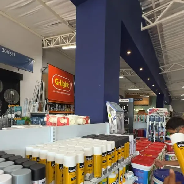 Prateleiras de tinta spray, colas e itens de pintura da Dois Irmãos Construções